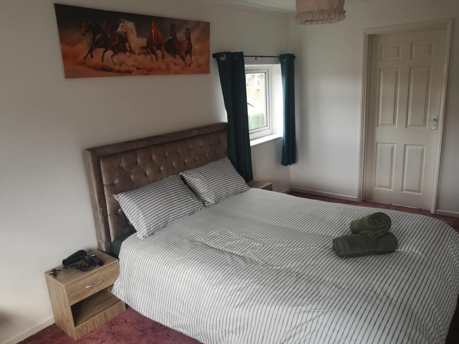 Mossbank House Luton Airport Hotel ภายนอก รูปภาพ